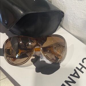 CHANEL Elegant Brown Sunglasses